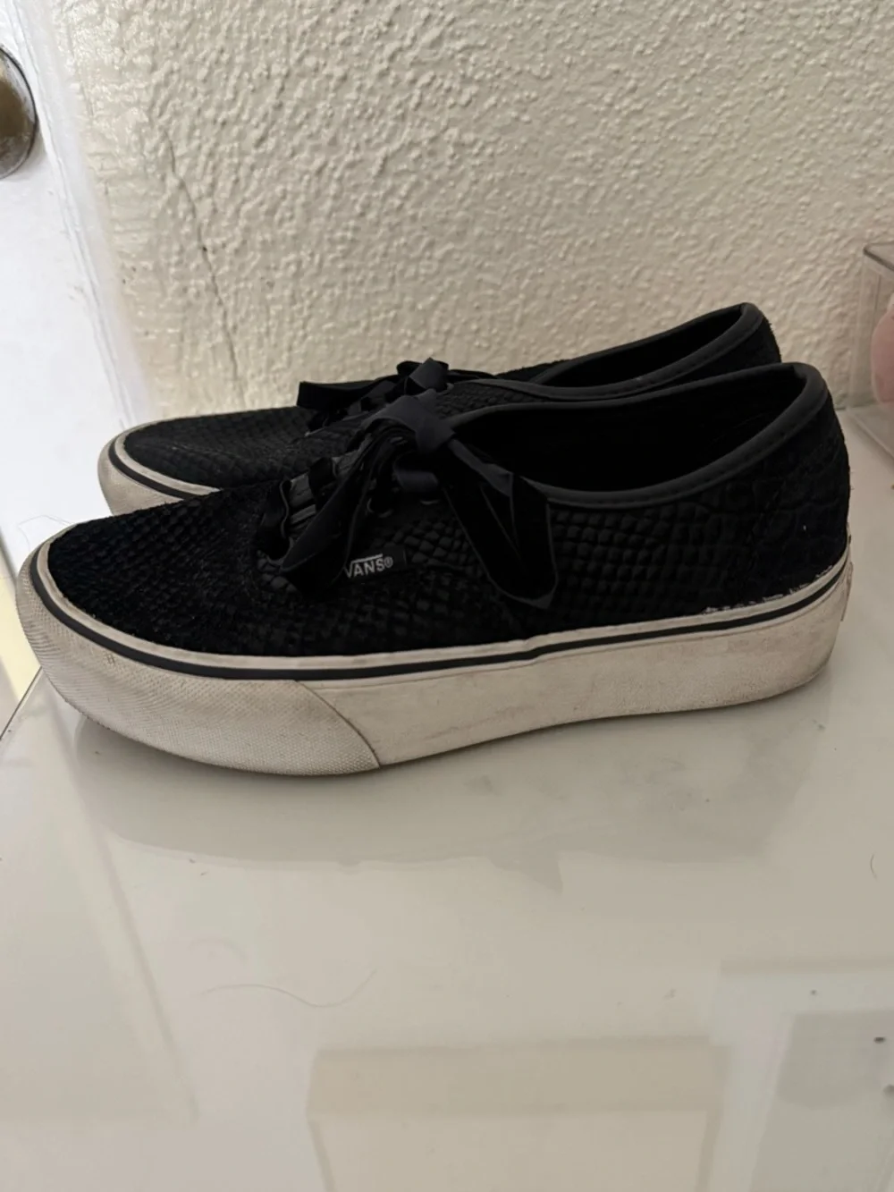 Vans Women's Black & white embossed snakeskin Textured Platform Sneaker size 7